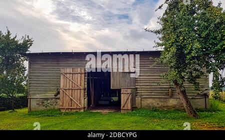 Vecchio fienile nel villaggio polacco - Choczewo, Pomerania, Polonia Foto Stock