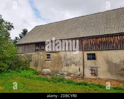 Vecchio fienile nel villaggio polacco - Choczewo, Pomerania, Polonia Foto Stock