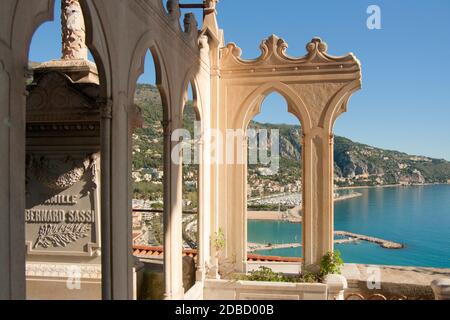 Il vecchio cimitero russo con una vista panoramica sul Mar Mediterraneo sulla Costa Azzurra in una bella giornata estiva. Foto Stock