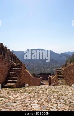 Kankwadi o Kankwari Fort entrata, Sariska Tiger Reserve, Alwar, Rajasthan, India. L'imperatore Mughal Aurangzeb imprigiona suo fratello Dara Shikoh nel 17 Foto Stock