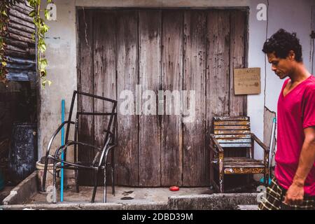 Koh Samui, Surat Thani, THAILANDIA - 07 AGOSTO 2019: Strada nel vecchio villaggio musulmano su Koh Samui, Thailandia. Foto Stock