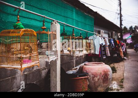 Koh Samui, Surat Thani, THAILANDIA - 07 AGOSTO 2019: Strada nel vecchio villaggio musulmano su Koh Samui, Thailandia. Foto Stock