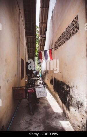 KohKoh Samui, Surat Thani, THAILANDIA - 07 AGOSTO 2019: Strada nel vecchio villaggio musulmano su Koh Samui, Thailandia Foto Stock