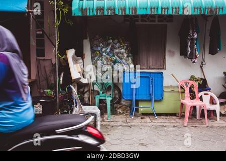 Koh Samui, Surat Thani, THAILANDIA - 07 AGOSTO 2019: Strada nel vecchio villaggio musulmano su Koh Samui, Thailandia. Foto Stock