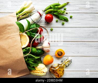 Cibo sano di fondo. Cibo sano in sacchetto di carta, verdure e frutta. Shopping supermercato cibo e pulito vegan mangiare concetto. Foto Stock