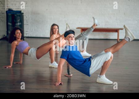 L'insegnante mostra i movimenti di break-dance ai suoi studenti Foto Stock