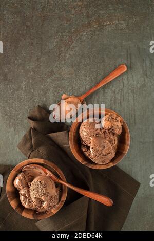 Cioccolato biologico fatto in casa, gelato scoop in ciotola primo piano Foto Stock