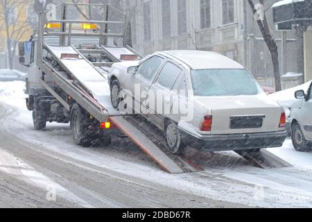 Ripartizione per auto e assistenza traino al giorno nevoso Foto Stock