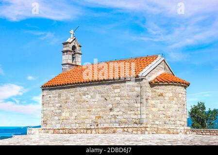 Chiesa di San Sava sulle montagne di Sveti Stefan, Montenegro Foto Stock