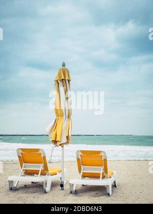 Spiaggia vuota al Parco Al Mamzar Beach Park a Dubai, Emirati arabi uniti Foto Stock