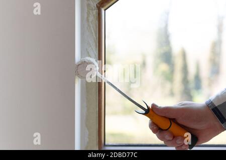 Miglioramento domestico. Utensili per verniciatura a rullo, secchio e pennello in una luce naturale. Foto Stock