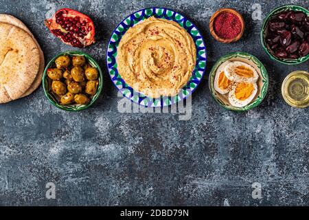 Hummus - piatto tradizionale di cucina israeliana e mediorientale, vista dall'alto. Foto Stock
