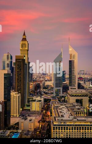 Vista panoramica di Dubai Financial District skyline al tramonto Foto Stock