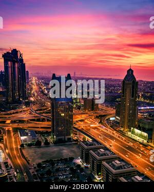 Vista panoramica di Dubai downtown edifici e Sheikh Zayed Road dopo il tramonto Foto Stock