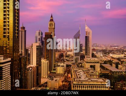 Vista panoramica di Dubai Financial District skyline al tramonto Foto Stock