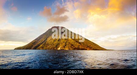 Vista panoramica dell'isola di Stromboli e l'Arcobaleno al tramonto Foto Stock