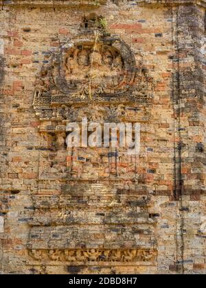 Flying palazzo su un muro di mattoni a Prasat Sambor - Sambor Prei Kuk, Cambogia Foto Stock