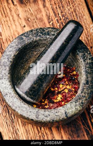 Peperoncino macinato in mortaio di pietra Foto Stock