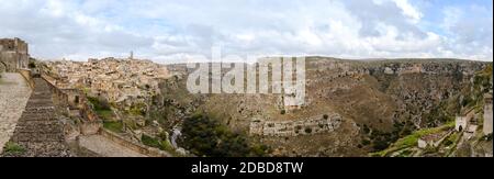 MATERA, Italia - 4 SET 2017: Panorama della città italiana a Matera, mostrando la famosa città medievale costruita su una roccia, con chiese e case di intricati, in Foto Stock