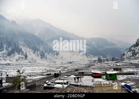 Una bella vista affascinante della caduta di neve pesante e i turisti stanno godendo sulle strade da Kaghan a Naran come la regione il lunedì ha ricevuto la prima nevicata della stagione tra le preoccupazioni degli abitanti circa il ritorno anticipato dell'inverno a Naran una città di medie dimensioni in alto La valle di Kaghan nel distretto di Mansehra della provincia di Khyber Pakhtunkhwa del Pakistan il 16 novembre 2020.Naran è una città di medie dimensioni nella valle superiore di Kaghan nel distretto di Mansehra della provincia di Khyber Pakhtunkhwa del Pakistan. Si trova a 119 chilometri (74 miglia) dalla città di Mansehra all'altitudine di 2,409 metri (7,904 piedi Foto Stock