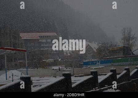 Una bella vista affascinante della caduta di neve pesante e i turisti stanno godendo sulle strade da Kaghan a Naran come la regione il lunedì ha ricevuto la prima nevicata della stagione tra le preoccupazioni degli abitanti circa il ritorno anticipato dell'inverno a Naran una città di medie dimensioni in alto La valle di Kaghan nel distretto di Mansehra della provincia di Khyber Pakhtunkhwa del Pakistan il 16 novembre 2020.Naran è una città di medie dimensioni nella valle superiore di Kaghan nel distretto di Mansehra della provincia di Khyber Pakhtunkhwa del Pakistan. Si trova a 119 chilometri (74 miglia) dalla città di Mansehra all'altitudine di 2,409 metri (7,904 piedi Foto Stock