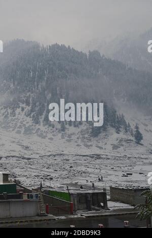 Una bella vista affascinante della caduta di neve pesante e i turisti stanno godendo sulle strade da Kaghan a Naran come la regione il lunedì ha ricevuto la prima nevicata della stagione tra le preoccupazioni degli abitanti circa il ritorno anticipato dell'inverno a Naran una città di medie dimensioni in alto La valle di Kaghan nel distretto di Mansehra della provincia di Khyber Pakhtunkhwa del Pakistan il 16 novembre 2020.Naran è una città di medie dimensioni nella valle superiore di Kaghan nel distretto di Mansehra della provincia di Khyber Pakhtunkhwa del Pakistan. Si trova a 119 chilometri (74 miglia) dalla città di Mansehra all'altitudine di 2,409 metri (7,904 piedi Foto Stock