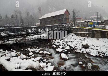 Una bella vista affascinante della caduta di neve pesante e i turisti stanno godendo sulle strade da Kaghan a Naran come la regione il lunedì ha ricevuto la prima nevicata della stagione tra le preoccupazioni degli abitanti circa il ritorno anticipato dell'inverno a Naran una città di medie dimensioni in alto La valle di Kaghan nel distretto di Mansehra della provincia di Khyber Pakhtunkhwa del Pakistan il 16 novembre 2020.Naran è una città di medie dimensioni nella valle superiore di Kaghan nel distretto di Mansehra della provincia di Khyber Pakhtunkhwa del Pakistan. Si trova a 119 chilometri (74 miglia) dalla città di Mansehra all'altitudine di 2,409 metri (7,904 piedi Foto Stock