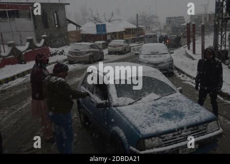 Una bella vista affascinante della caduta di neve pesante e i turisti stanno godendo sulle strade da Kaghan a Naran come la regione il lunedì ha ricevuto la prima nevicata della stagione tra le preoccupazioni degli abitanti circa il ritorno anticipato dell'inverno a Naran una città di medie dimensioni in alto La valle di Kaghan nel distretto di Mansehra della provincia di Khyber Pakhtunkhwa del Pakistan il 16 novembre 2020.Naran è una città di medie dimensioni nella valle superiore di Kaghan nel distretto di Mansehra della provincia di Khyber Pakhtunkhwa del Pakistan. Si trova a 119 chilometri (74 miglia) dalla città di Mansehra all'altitudine di 2,409 metri (7,904 piedi Foto Stock