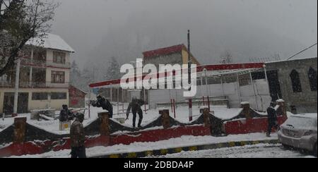 Una bella vista affascinante della caduta di neve pesante e i turisti stanno godendo sulle strade da Kaghan a Naran come la regione il lunedì ha ricevuto la prima nevicata della stagione tra le preoccupazioni degli abitanti circa il ritorno anticipato dell'inverno a Naran una città di medie dimensioni in alto La valle di Kaghan nel distretto di Mansehra della provincia di Khyber Pakhtunkhwa del Pakistan il 16 novembre 2020.Naran è una città di medie dimensioni nella valle superiore di Kaghan nel distretto di Mansehra della provincia di Khyber Pakhtunkhwa del Pakistan. Si trova a 119 chilometri (74 miglia) dalla città di Mansehra all'altitudine di 2,409 metri (7,904 piedi Foto Stock