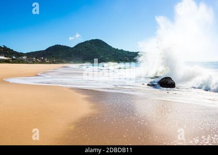 Spiaggia di Balneario Camboriu, Santa Catarina, Brasile. Estaleirinho Beach. Foto Stock