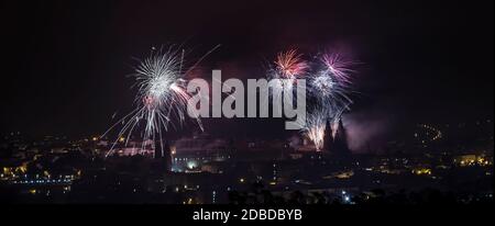 Fuochi d'artificio a Santiago de Compostela, Spagna, il 25 luglio, giorno dell'apostolo San Giacomo, patrono della Galizia Foto Stock