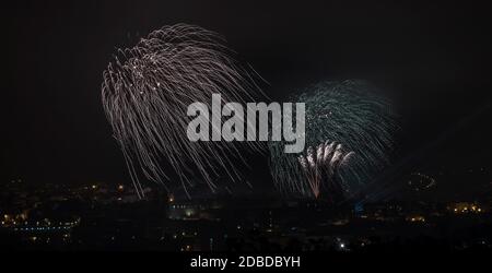 Fuochi d'artificio a Santiago de Compostela, Spagna, il 25 luglio, giorno dell'apostolo San Giacomo, patrono della Galizia Foto Stock