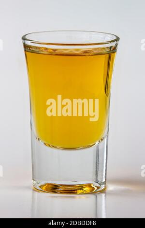 Vista verticale ravvicinata di una bevanda a base di liquore su sfondo bianco Foto Stock