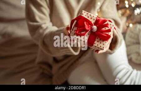 Natale sfondo festivo con regalo di natale primo piano. Concetto di regalare un regalo. Foto Stock