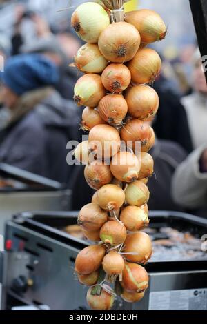 Treccia di cipolla su agricoltore mercato agricolo Foto Stock