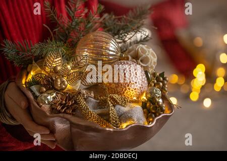 Le mani femminili stanno tenendo un insieme delle decorazioni di Natale. Il concetto di una casa accogliente e un'atmosfera festosa. Foto Stock