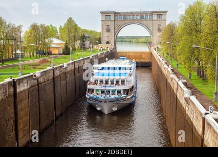 UGLICH, RUSSIA - 10 MAGGIO 2019: Uglich sluice. La nave a motore per passeggeri Mikhail Bulgakov passa il blocco della centrale idroelettrica di Uglich sulla V Foto Stock