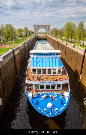 UGLICH, RUSSIA - 10 MAGGIO 2019: La gente sul ponte di una nave da crociera guarda il passaggio della chiusa a Uglich Foto Stock