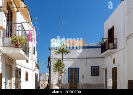 Polignano a Mare, Italia - 17 Settembre 2019: l'incantevole e romantico centro storico di Polignano a Mare, Puglia, Italia meridionale Foto Stock