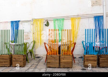 Polignano a Mare, Italia - 17 settembre 2019: Disposizione colorata del caffè in una delle strade laterali di Polignano a Mare. Italia Foto Stock