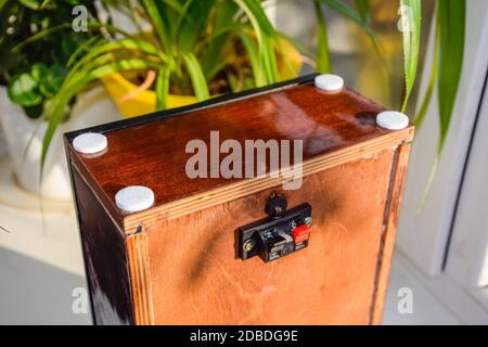 Il retro degli altoparlanti. Terminali per il collegamento dei cavi dell'altoparlante all'altoparlante. Altoparlante a colonna 15AS-208. Acustica per scaffali sovietici vintage. Foto Stock