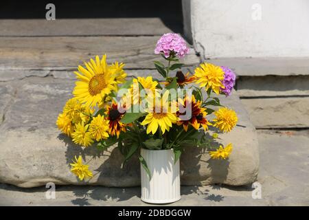 Il bel bouquet da girasoli, ortensie e crisantemi Foto Stock