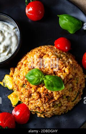 bulgur rustico fritto con carne e verdure tritate Foto Stock