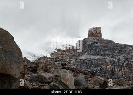 Paesaggio di alta montagna con ruvide scogliere innevate, nuvole che passano nelle Ande, Sierra Nevada del Cocuy, Pulpito del Diablo, il pulpito del Diavolo Foto Stock