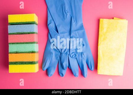 Set di pulizia colorato per diverse superfici in cucina, bagno e altre camere. Concetto di servizio di pulizia. Pulizia regolare delle prime molle. Vista dall'alto, Foto Stock