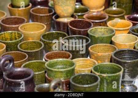 Fatte a mano di ceramica in un mercato stradale Foto Stock