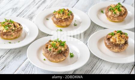 Cappellini farciti con formaggio spalmabile, pangrattato e parmigiano Foto Stock