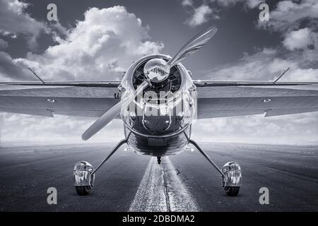 aereo sportivo su pista in attesa di decollo Foto Stock