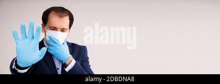 Uomo in maschera che soffre di attacco Panico e mancanza di respiro Foto Stock