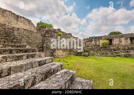 Rovine dell'antica città maya di Kohunlich a Quintana Roo, penisola dello Yucatan. Kohunlich è un grande sito archeologico della pre-colombiana Maya ci Foto Stock